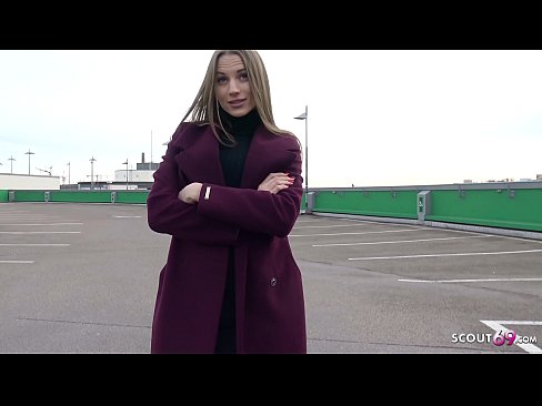 ❤️ ドイツ人スカウトマンは、夢のようにスティール、駐車場のテルテル、お金のためのセクシーに触れることです。 ❤ ファッキング ❌️
